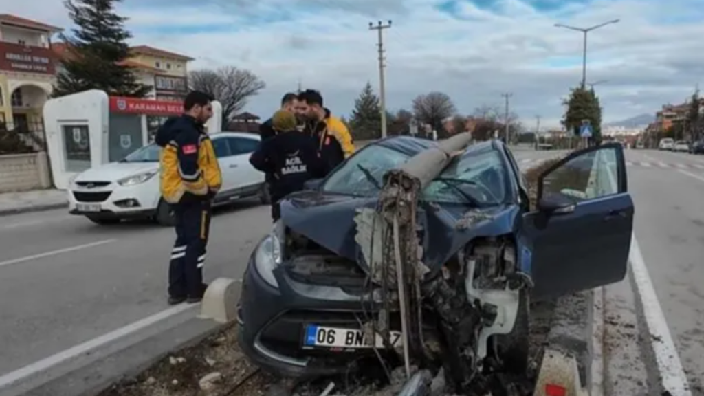 Nöbetten Çıkan Sağlık Çalışanı Direğe Çarpan Otomobilde Yaralandı