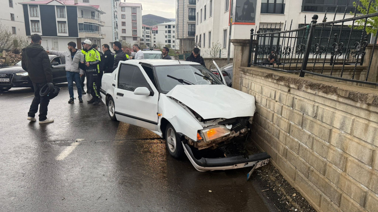 Bingöl’de İki Araç Çarpıştı: İki Yaralı