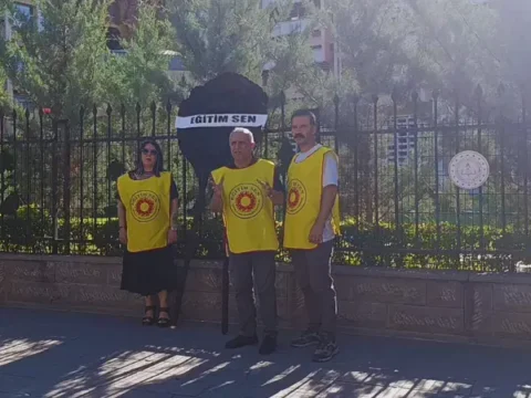 Eğitimcilerden Tekin’e siyah çelenkli tepki: Karşımızda barikat değil çözüm istiyoruz!