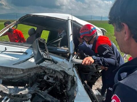 Ardahan artvin yolunda feci kaza aracta sikisan surucuyu itfaiye kurtardi 7 yarali WBbJD7uf